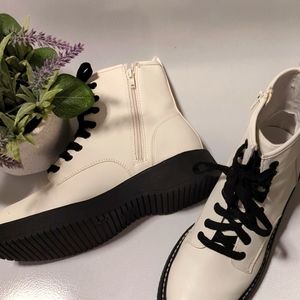 Madden NYC Sz 9 Women's White Combat Boots EUC